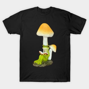 Froggy reading by mushies T-Shirt